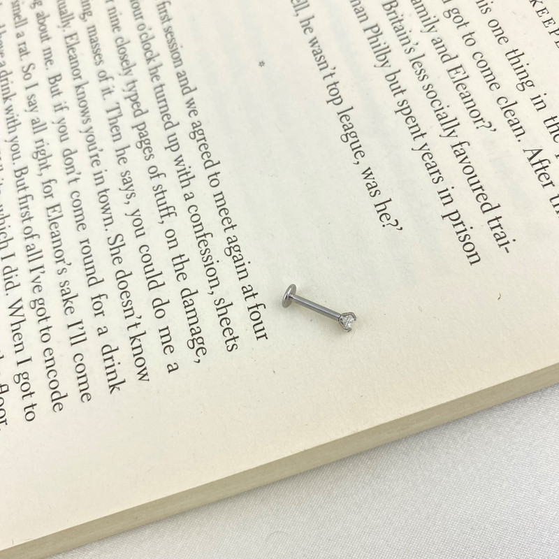 پیرسینگ لب زنانه مدل تک نگین کد P4342