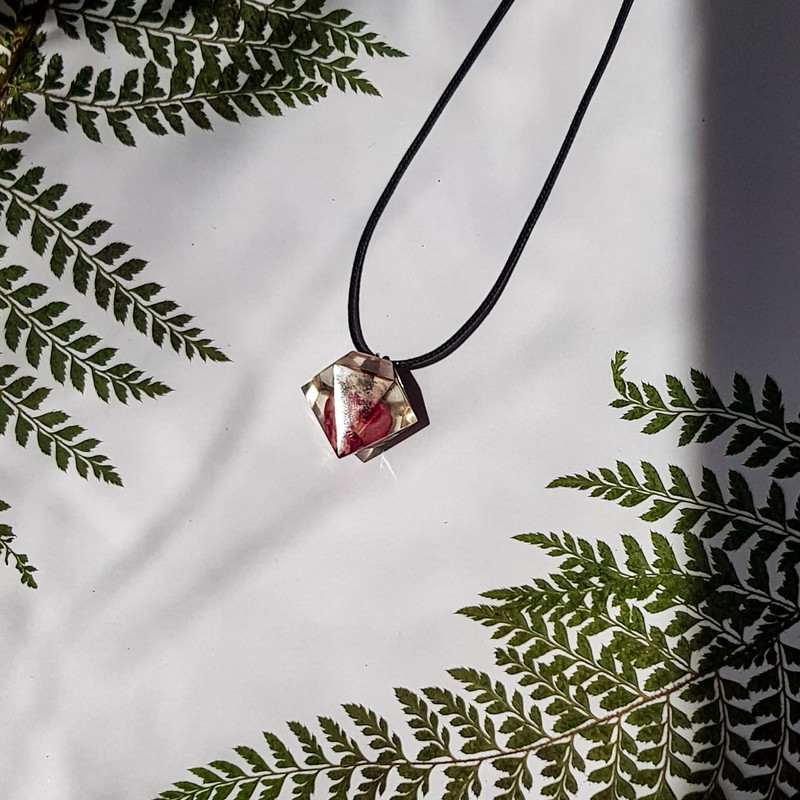 گردنبند دخترانه مدل رزینی هرمی گل خشک گردنبند دخترانه مدل رزینی هرمی گل خشک