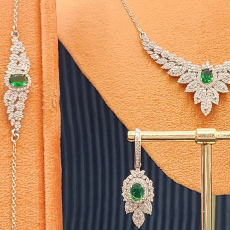 نیم ست نقره زنانه مدل برلیان زمرد 0120