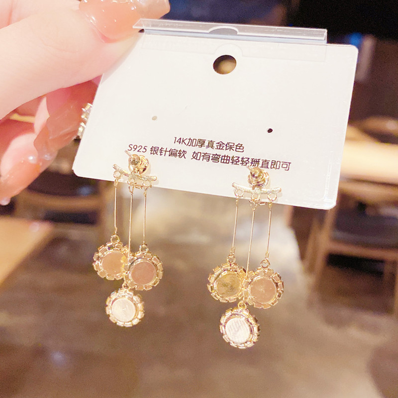 گوشواره زنانه مدل آویز دایره ای کد 00710 گوشواره زنانه مدل آویز دایره ای کد 00710