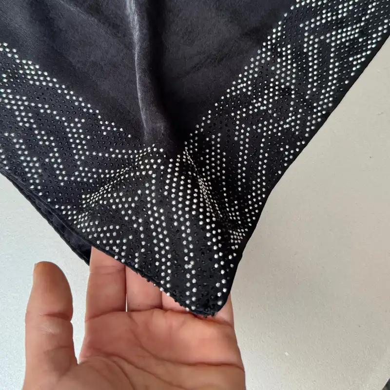 روسری زنانه مدل مینی ساتن کوپرا نگینی سنگ دوزی حرارتی پوست ماری قواره 70