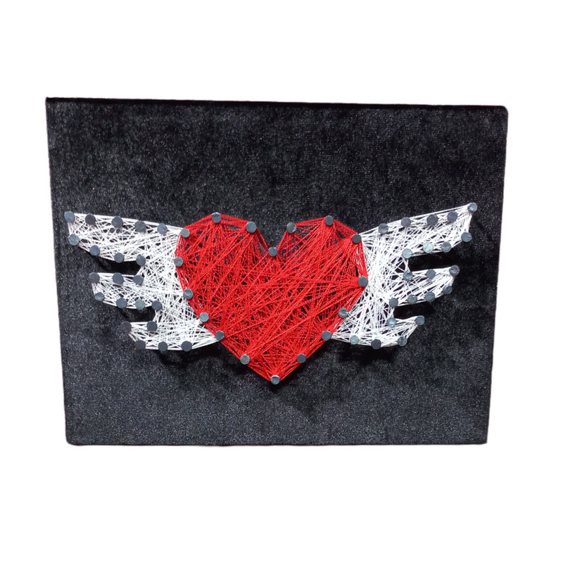 تابلو میخ و نخ طرح قلب پرنده