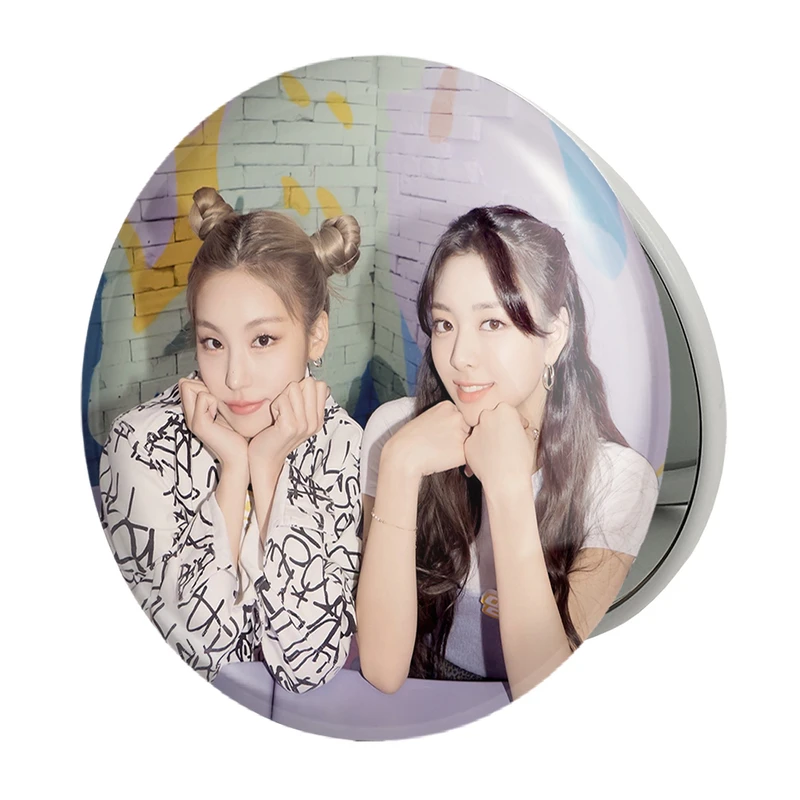 آینه جیبی خندالو طرح گروه ایتزی ITZY مدل تاشو کد 20232 