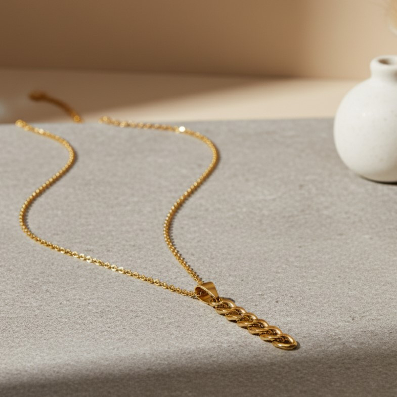 آویز گردنبند طلا 18 عیار زنانه گالری قو طلایی طرح کارتیه