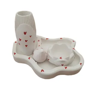 ست 4 تکه گلدان و جاشمعی بتنی مدل رومیزی طرح قلب به همراه سینی