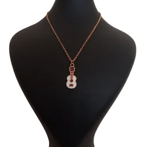 گردنبند دخترانه مدل گیتار کلاسیک