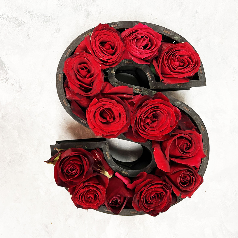 سبد گل رز مدل حرف s