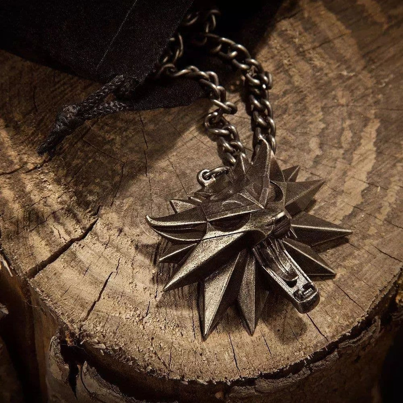 گردنبند مدل گرگ THE WITCHER