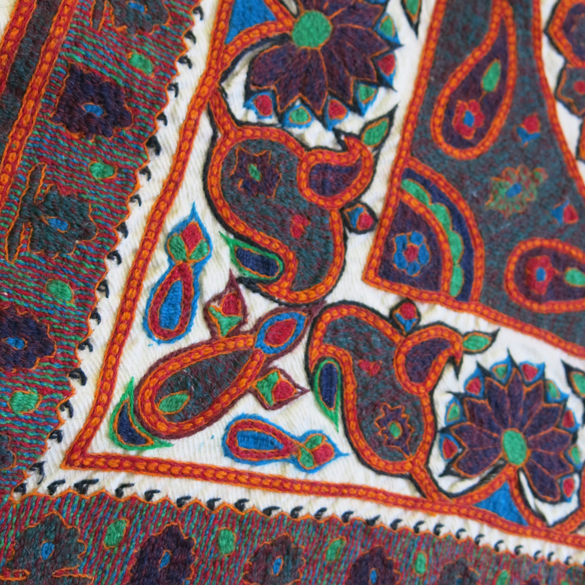 رومیزی سوزن دوزی مدل گل زنبق کد ۱۰۳