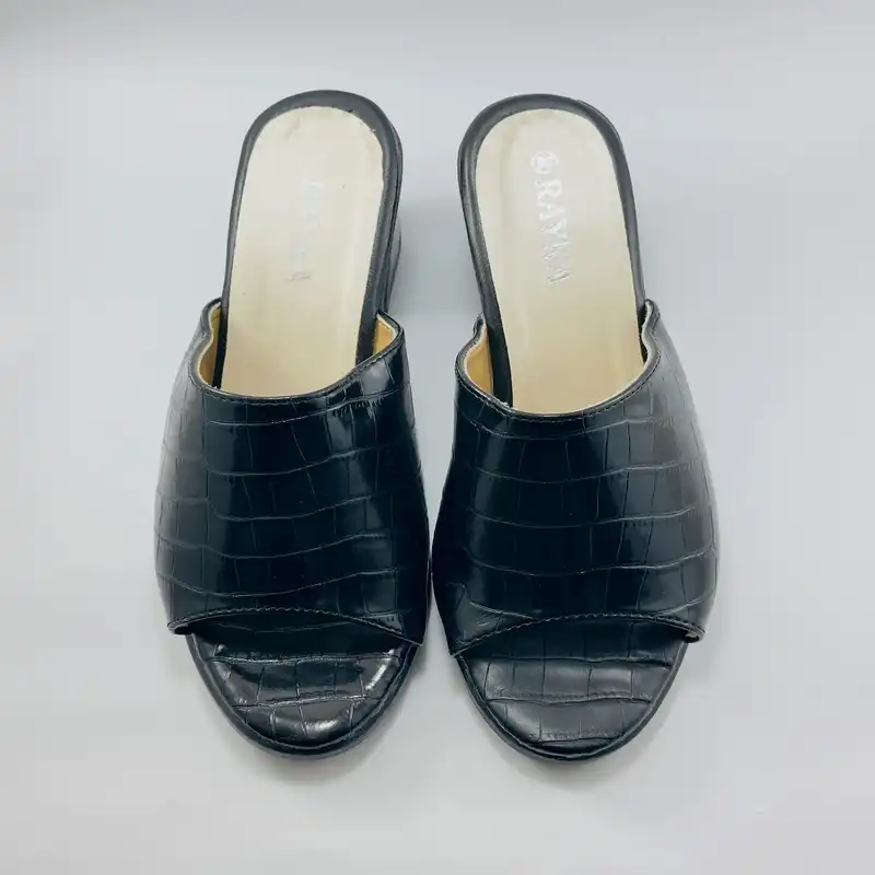 صندل زنانه مدل چرمی پاشنه دار