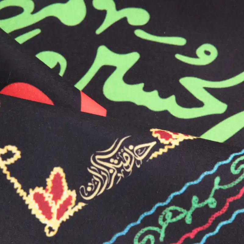 پرچم خدمتگزاران مدل کتیبه محرم طرح گلدار این خانه عزادار حسین است کد 40002321