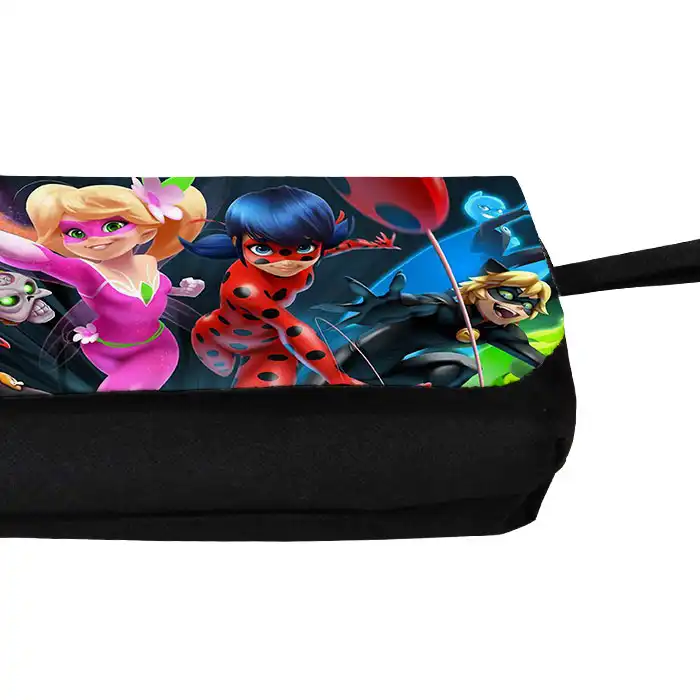 جامدادی مدل دوزیپ طرح دخترکفشدوزکی و پسر گربه ای کد NI67