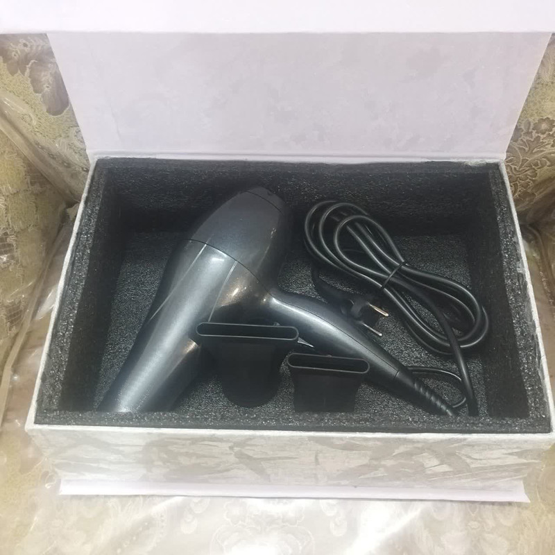 سشوار حرفه‌ای بابیلیس پرو مدل 35021 با موتور پرقدرت 2400 وات AC، قابلیت کراتینه کردن مو، تولید یون منفی، تنظیم دما در سه حالت، تنظیم سرعت در دو حالت، همراه با متمرکزکننده باریک و پهن
