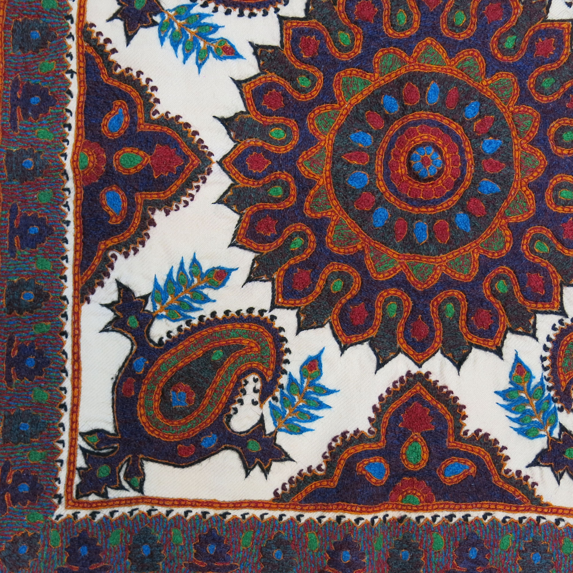 رومیزی سوزن دوزی طرح چهاربته کد 702