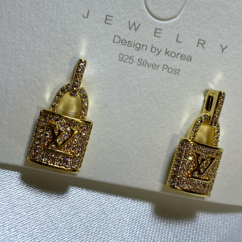 گوشواره زنانه مدل قفل نگین دار گوشواره زنانه مدل قفل نگین دار