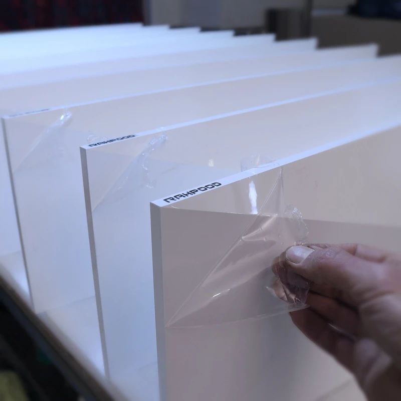 عکس شماره 13 : میز تلویزیون دیواری راهپود مدل نیلوفر a113 به همراه طبقه دیواری