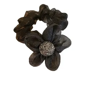 کش مو زنانه مدل پارچه ای طرح گل بابونه