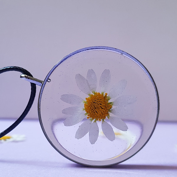 گردنبند دخترانه مدل رزینی طرح بابونه 2 گردنبند دخترانه مدل رزینی طرح بابونه 2