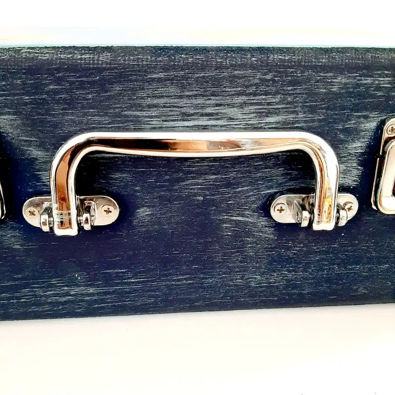 جعبه هدیه چوبی مدل چمدان طرح هنری کد WS156