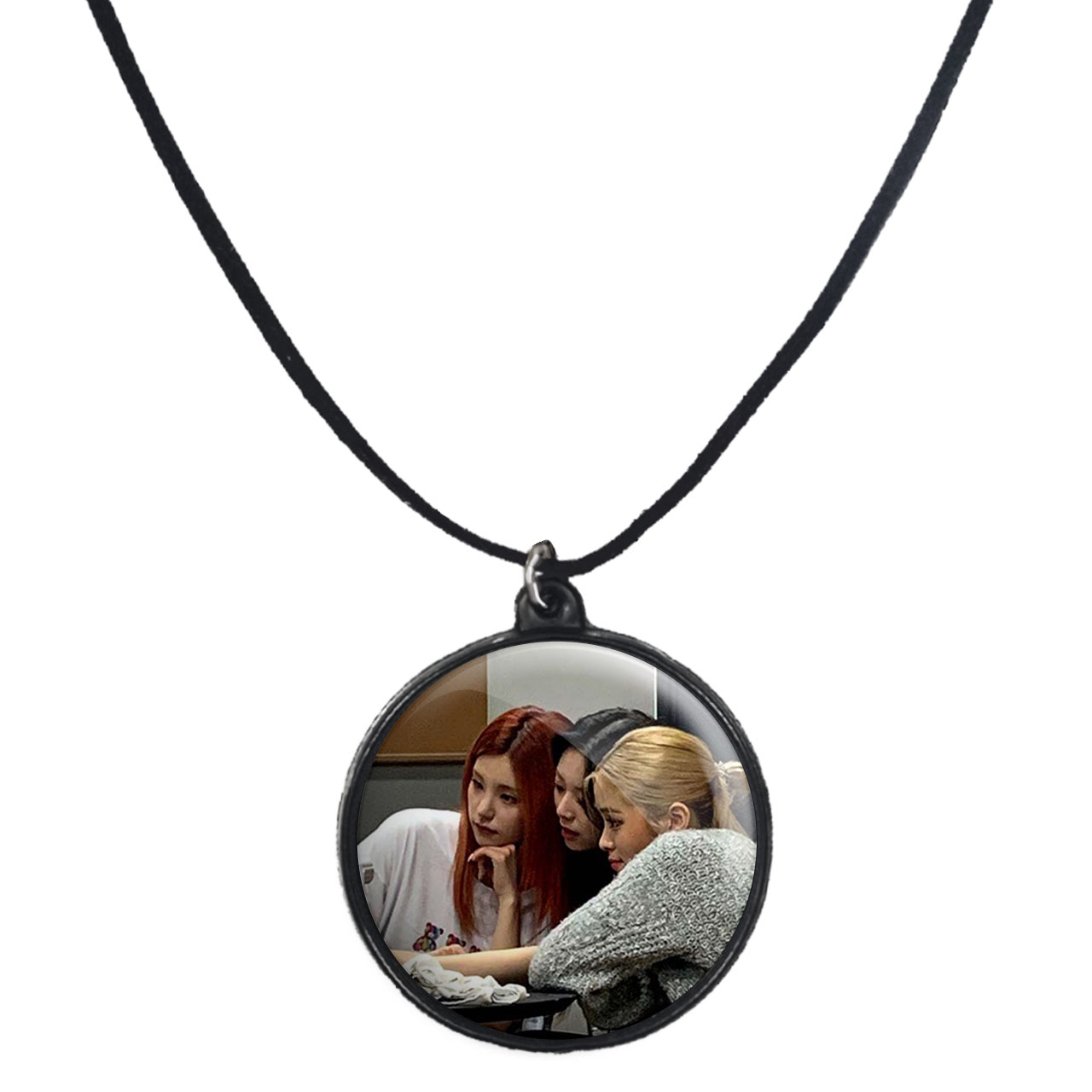 گردنبند پرمانه طرح گروه موسیقی ایتزی کد pmb.13057 مدل دو طرفه