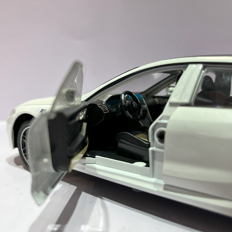 ماکت ماشین مدل بی ام و M8 1:24