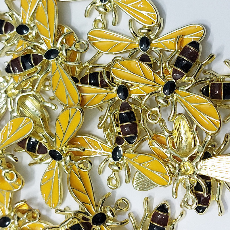 آویز گردنبند دخترانه مدل زنبور کد 1-34 آویز گردنبند دخترانه مدل زنبور کد 1-34