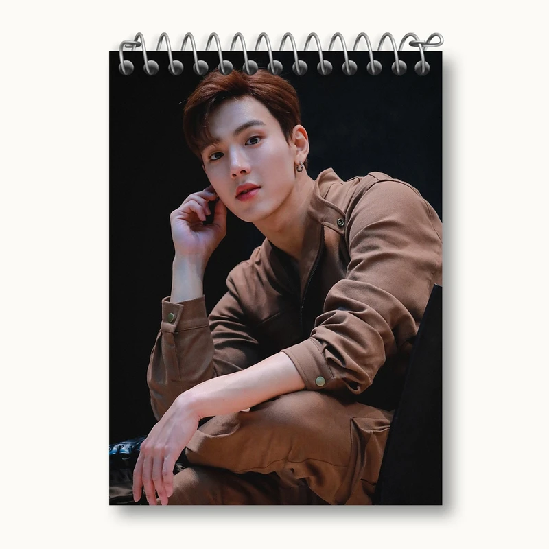 دفتر یادداشت 50 برگ خندالو مدل شونو گروه مانستا اکس MONSTA X کد 21146