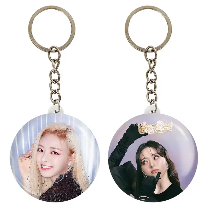 جاکلیدی خندالو مدل یونا گروه ایتزی ITZY کد 2021820214 مجموعه 2 عددی