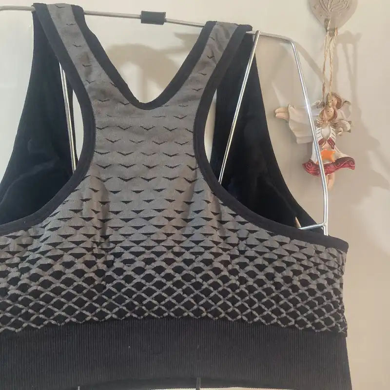 نیم تنه ورزشی زنانه مدل پشت قهرمانی سه بعدی وارداتی کاپدار رنگ مشکی