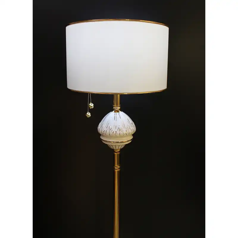 آباژور ایستاده مدل آستیاژ 02 کنار سالنی