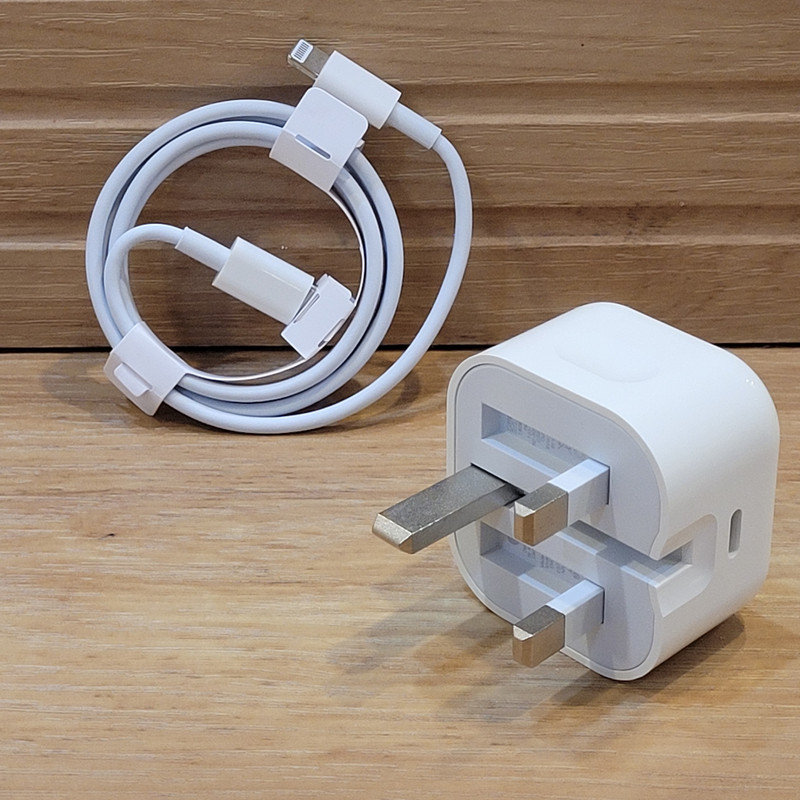 شارژر دیواری  20 وات مدل ZP/A به همراه کابل شارژ  USB-C به  Lightning