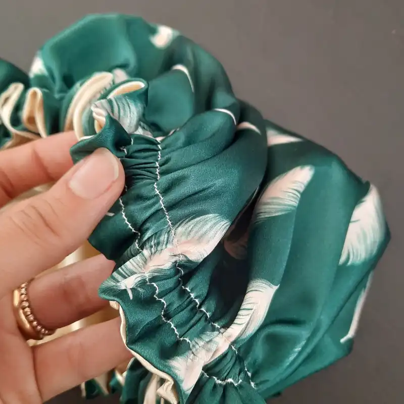 کلاه زنانه مدل ساتن ابریشم طرح پر دو رو