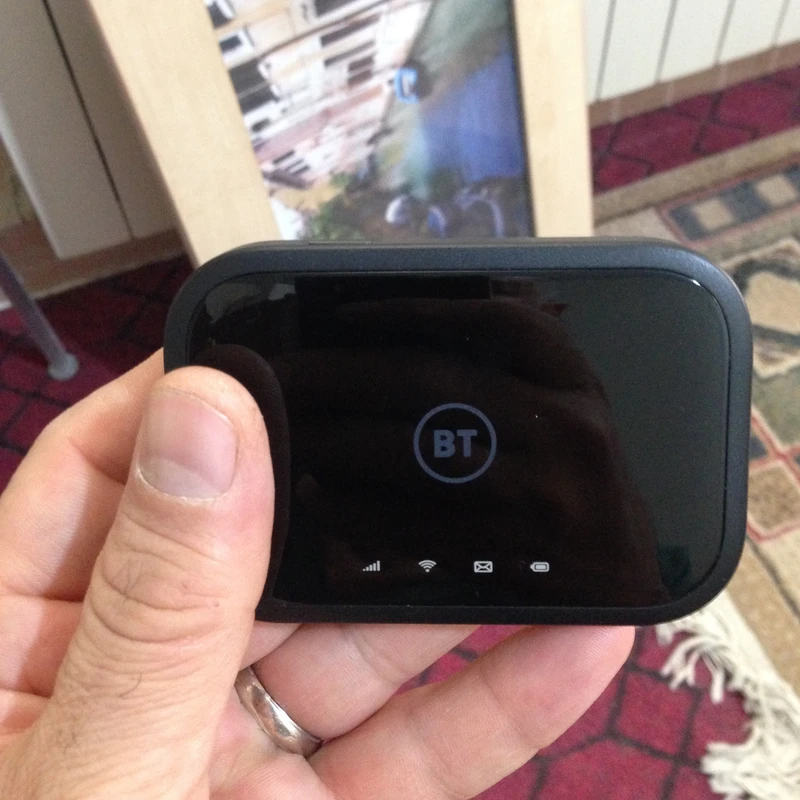 عکس شماره 4 : مودم قابل حمل آلکاتل مدل bt70 با پشتیبانی از 4.5g cat7، سرعت دانلود تا 300mbps و آپلود تا 100mbps، وای فای دو بانده 2.4ghz و 5ghz با استاندارد 802.11a-b-g-n-ac، شارژدهی باتری تا 8 ساعت و اتصال همزمان 20 کاربر