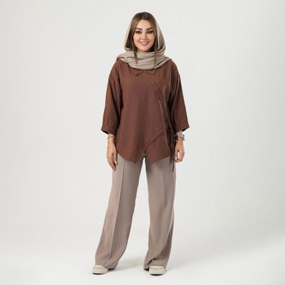 شومیز زنانه السانا مدل مالنا آستین بلند با یقه برگردان، جنس لینن نازک، تنخور معمولی، قد روی باسن، بسته شدن بندی، مناسب استفاده روزمره و رسمی