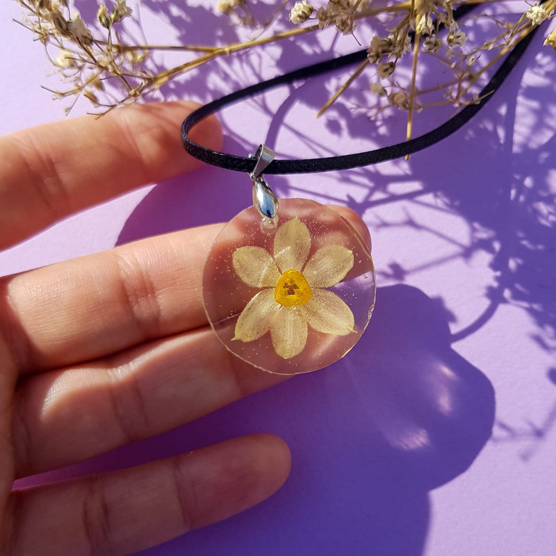 گردنبند دخترانه مدل رزینی گل نرگس