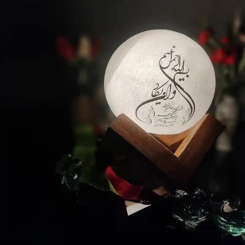 آباژور سنگ نمک مدل گوی آیه دار پایه چوبی کد 405