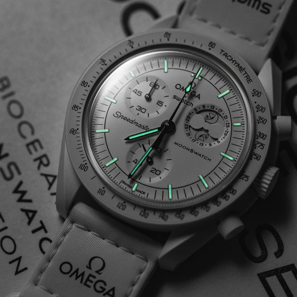 عکس شماره 4 : ساعت مچی عقربه-ای مکانیکی مدل omega x swatch mission to moonphase snoopy