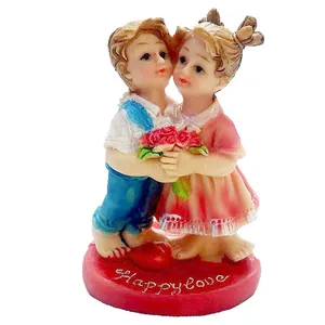 مجسمه مدل دختر و پسر گل به دست