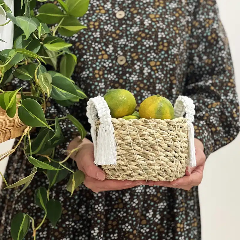 سبد حصیری مدل دسته مکرومه استوانه