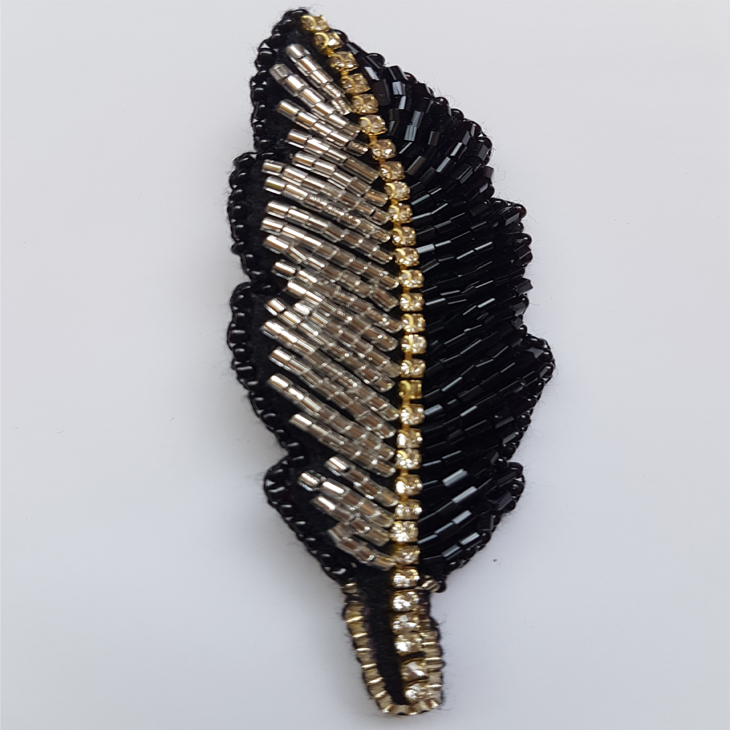 سنجاق سینه زنانه مدل پر کد GOL183