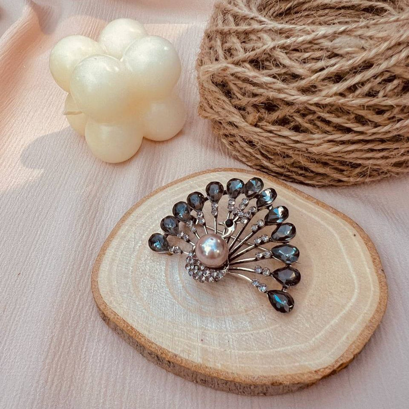 گل سینه زنانه مدل طاووس