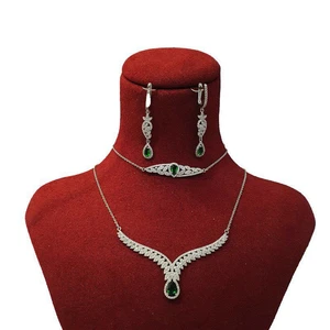 نیم ست نقره زنانه مدل گلبرگ نگین زمرد N.SH-RZZDEH-0023