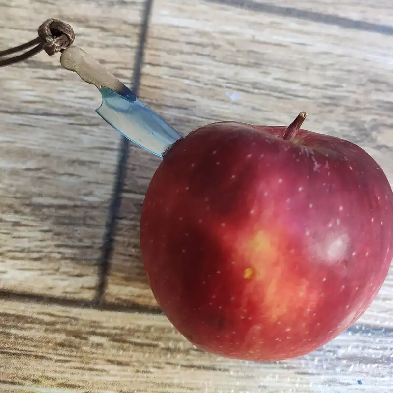 گردنبند مدل چاقو 2 شب تاب