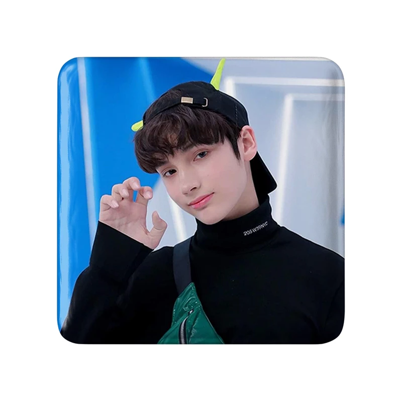 مگنت خندالو طرح هیونینگ کای گروه تی اکس تی کد 11842