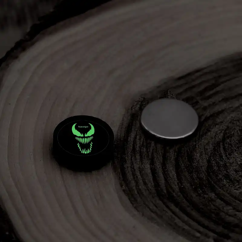 پیرسینگ گوش زنانه ناکسیگو مدل شب تاب طرح ونوم کد PM5895