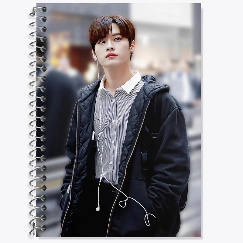 دفتر لغت 50 برگ خندالو مدل لی نو گروه استری کیدز Stray Kids کد 11859