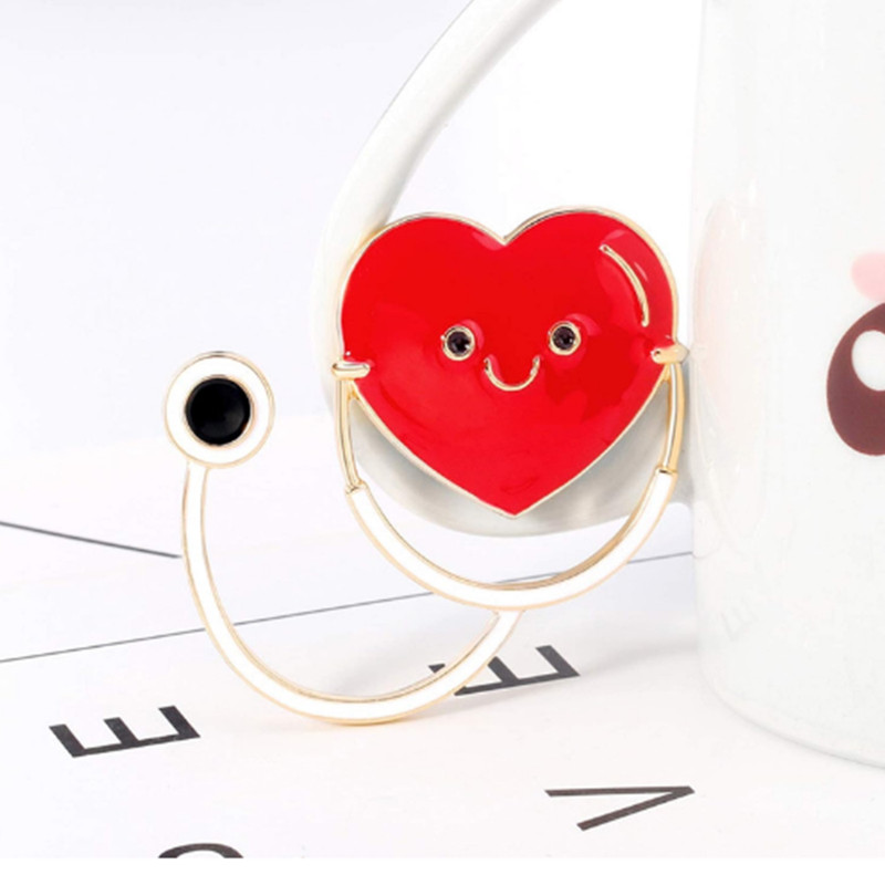 سنجاق سینه زنانه مدل گوشی پزشکی قلبی