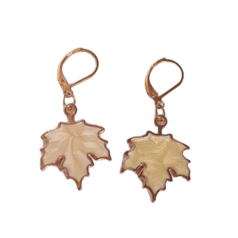 گوشواره دخترانه مدل رزینی برگ پاییزی گوشواره دخترانه مدل رزینی برگ پاییزی