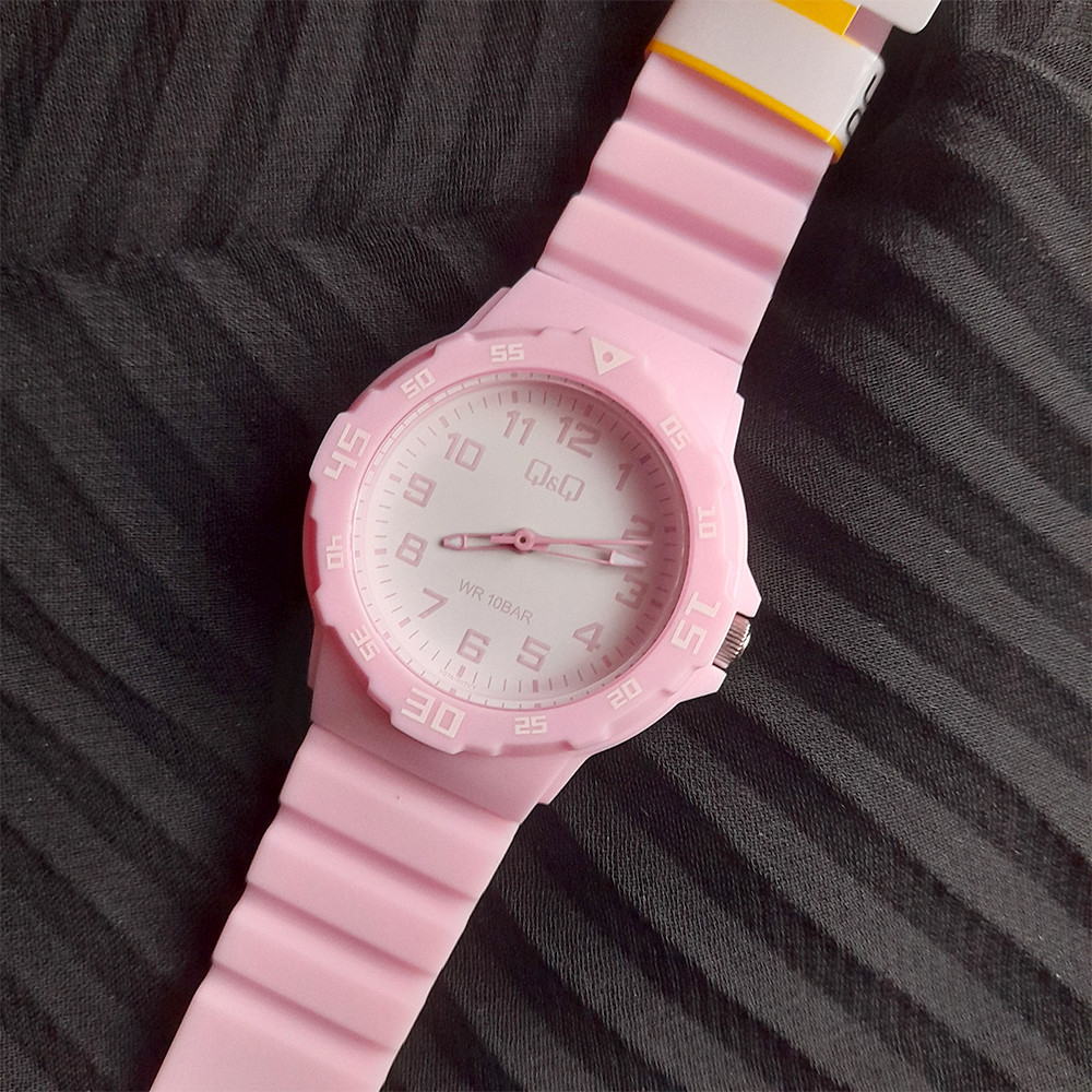 ساعت مچی عقربه ای زنانه کیو اند کیو مدل V07A-07VY