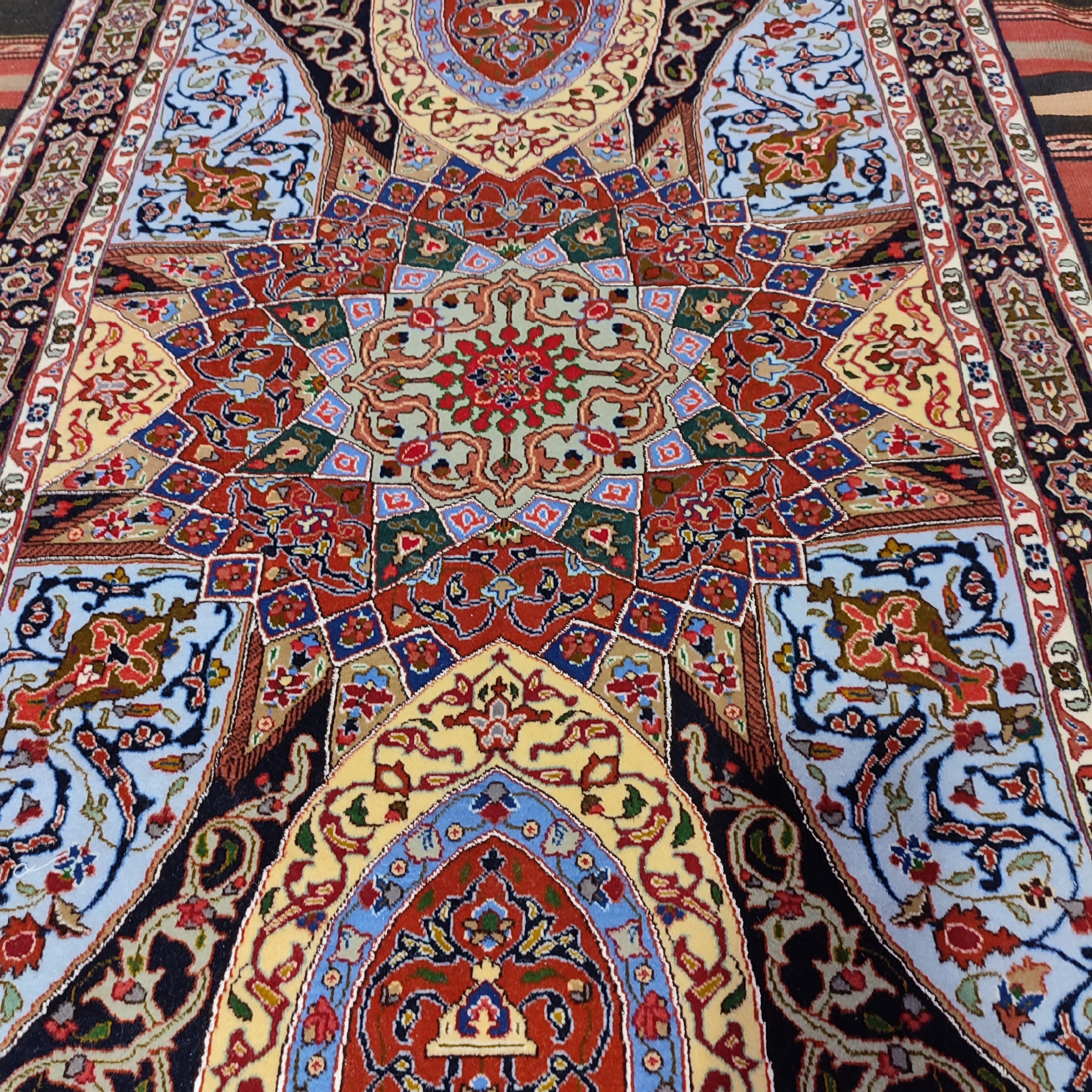فرش دستبافت دو متری طرح گنبدی کد SH 52